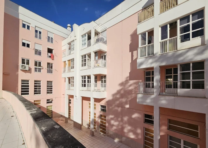 Loja para Arrendamento em Algés Foto 9