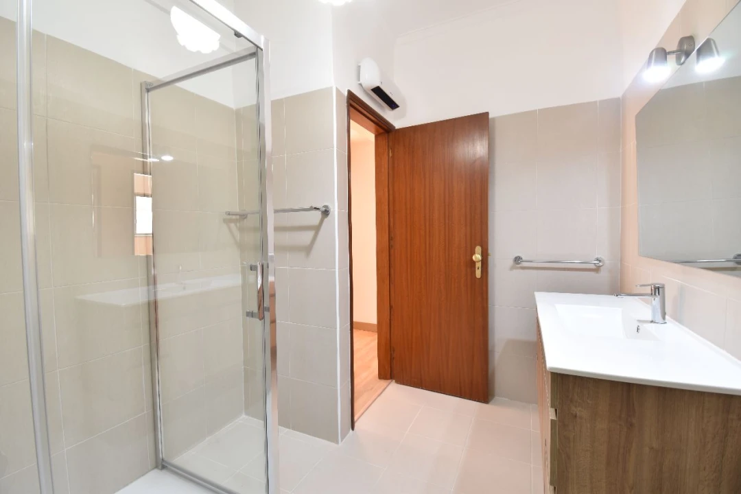 Apartamento T3 para Arrendamento em Estoril Foto 14