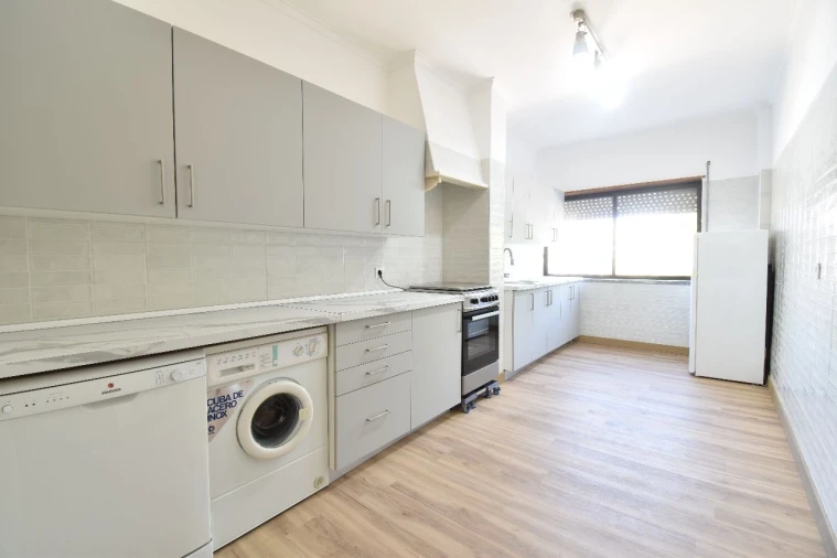 Apartamento T3 para Arrendamento em Estoril Foto 4