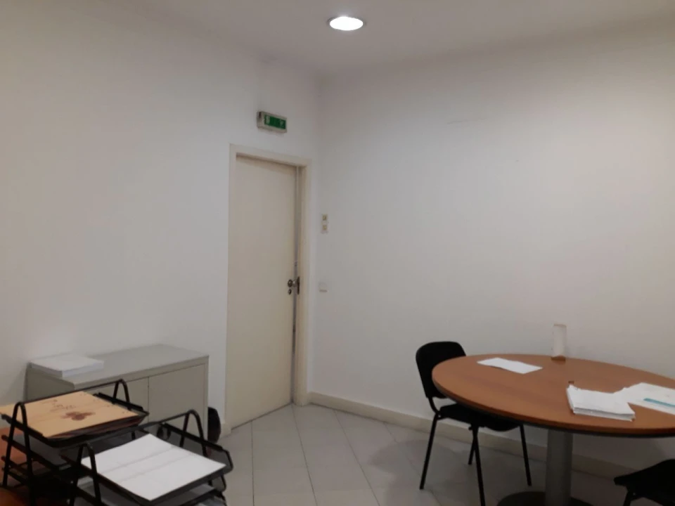 Loja para Venda em Linda a Velha Foto 2