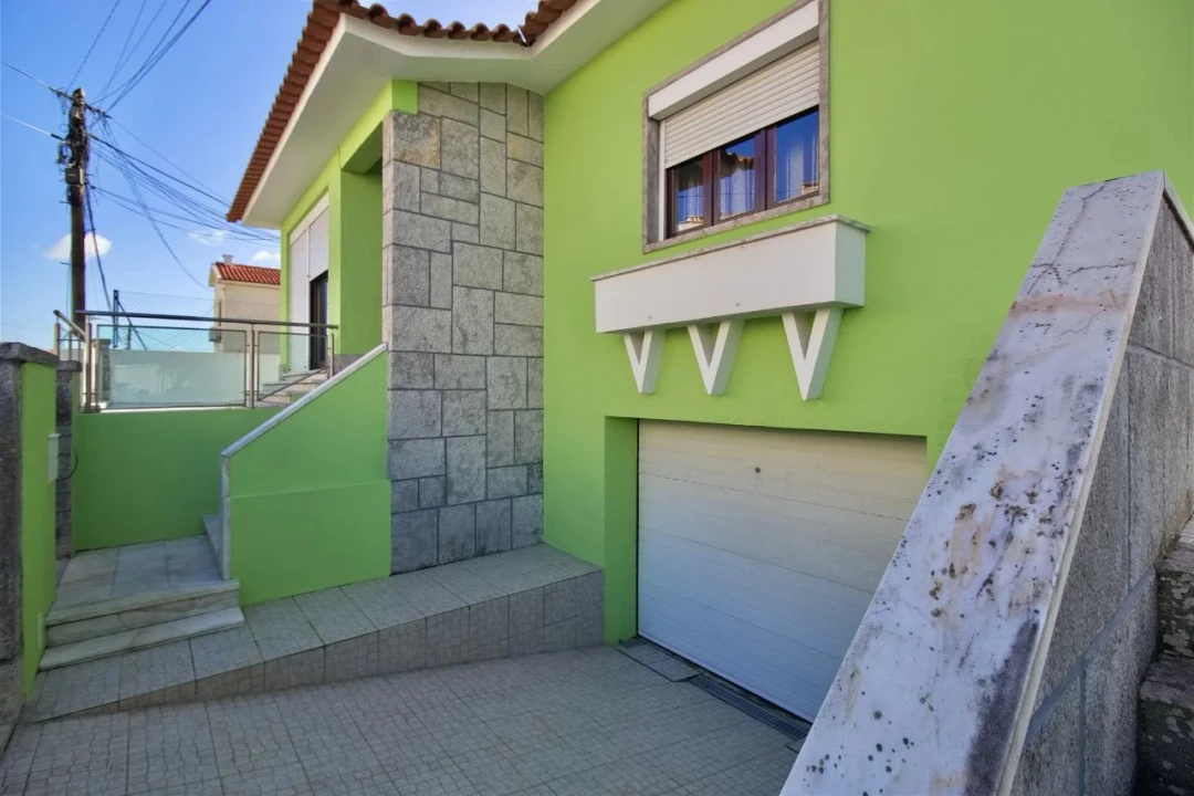 Moradia T3 para Venda em Porto Salvo Foto 1