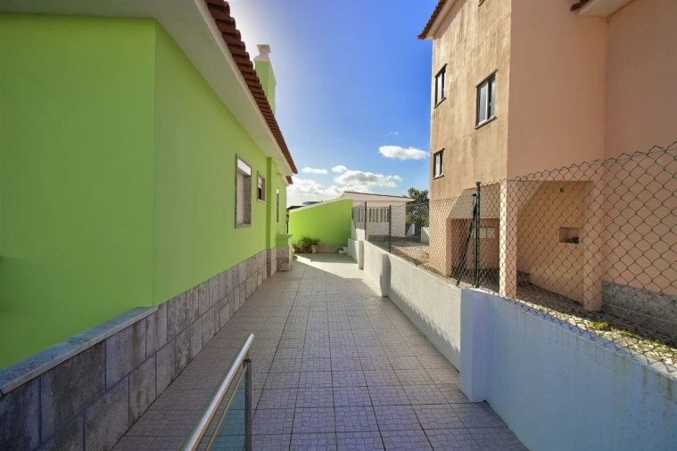 Moradia T2 para Venda em Porto Salvo Foto 3