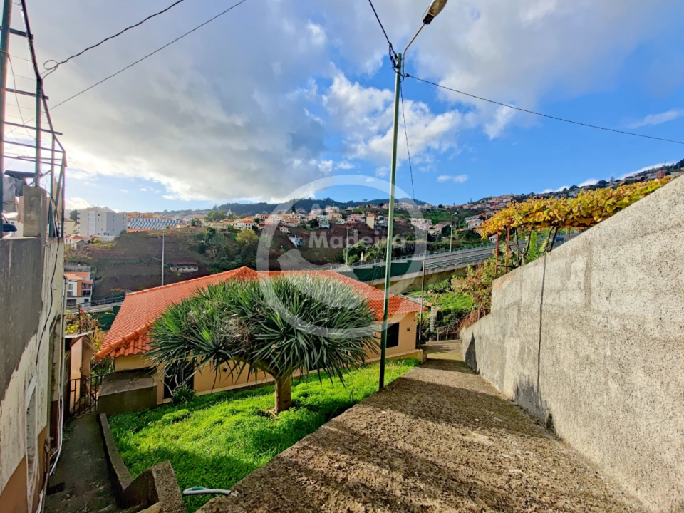 Moradia T3 para Venda em Estreito Câmara de Lobos Foto 1