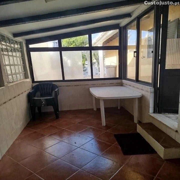Moradia T2 para Arrendamento em Aroeira Foto 3