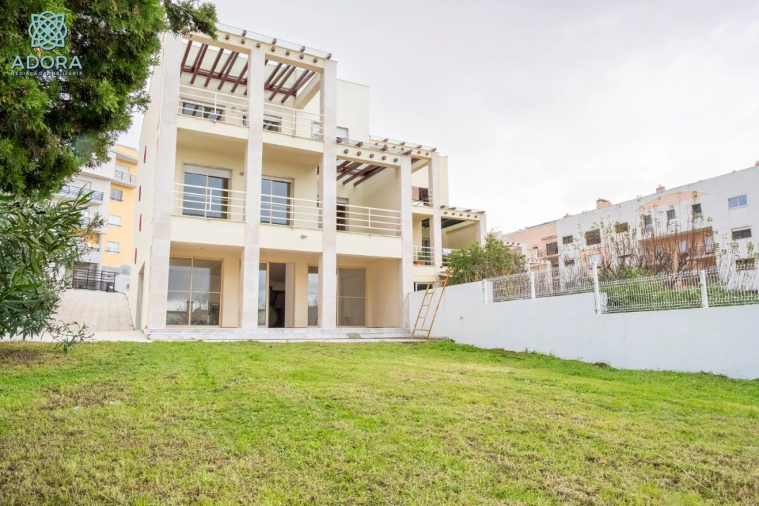 Moradia T5 para Arrendamento em Linda a Velha Foto 1