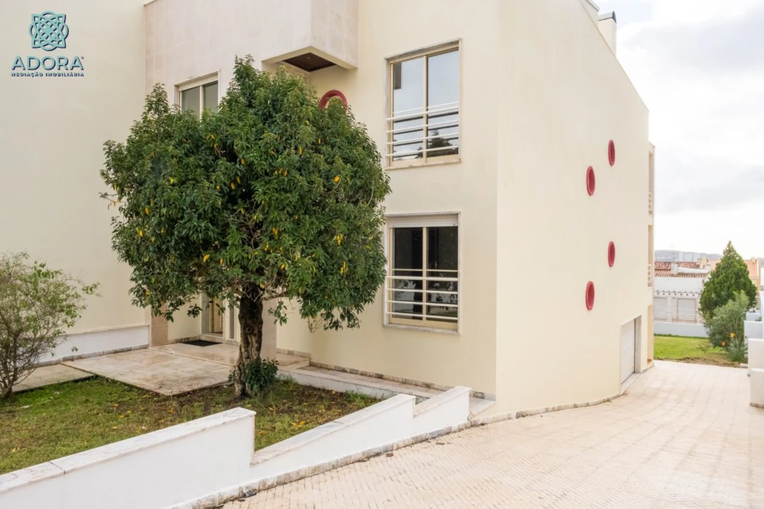 Moradia T5 para Arrendamento em Linda a Velha Foto 3