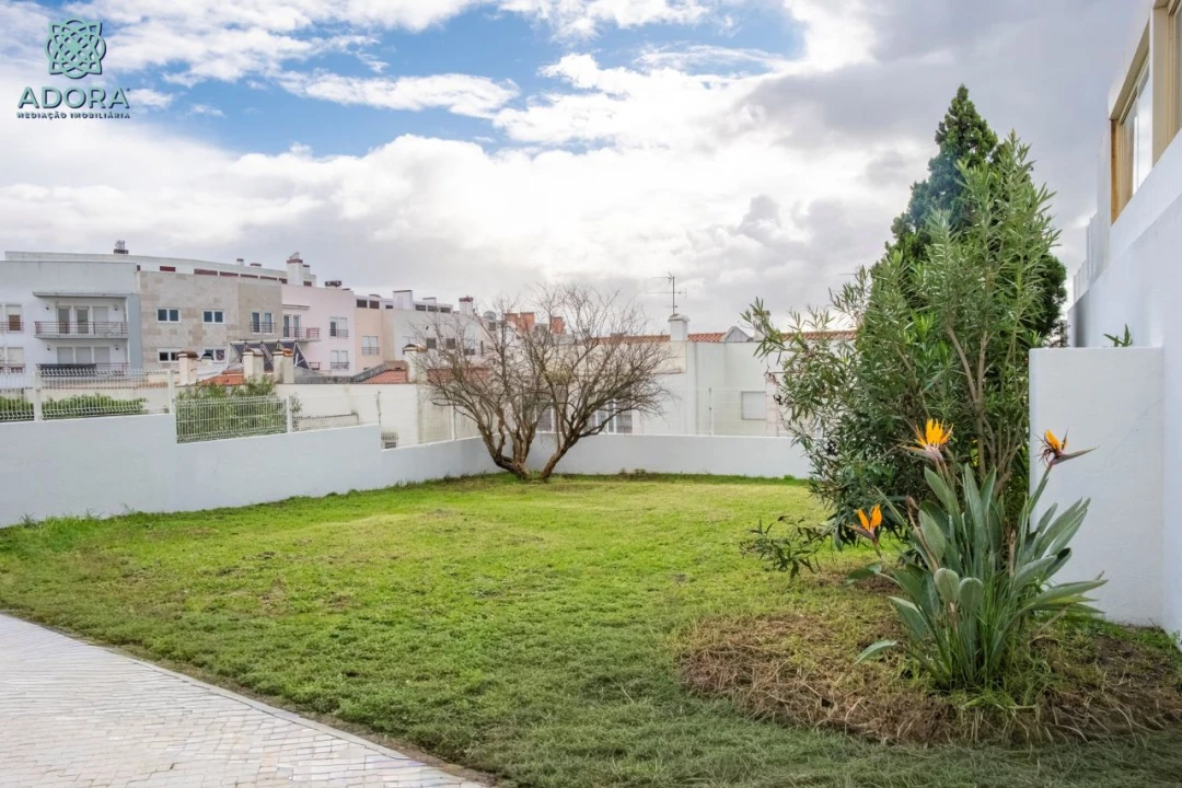 Moradia T5 para Arrendamento em Linda a Velha Foto 4