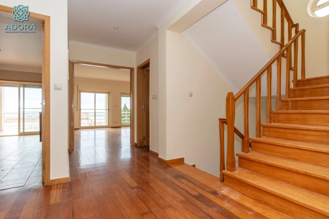 Moradia T5 para Arrendamento em Linda a Velha Foto 12