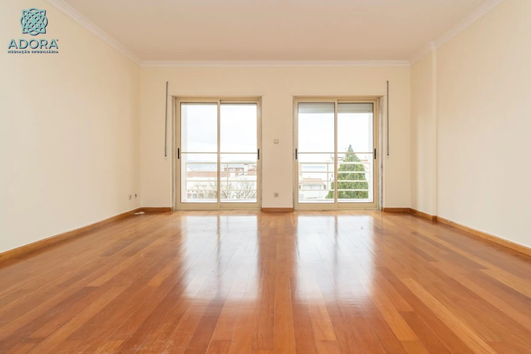 Moradia T5 para Arrendamento em Linda a Velha Foto 13