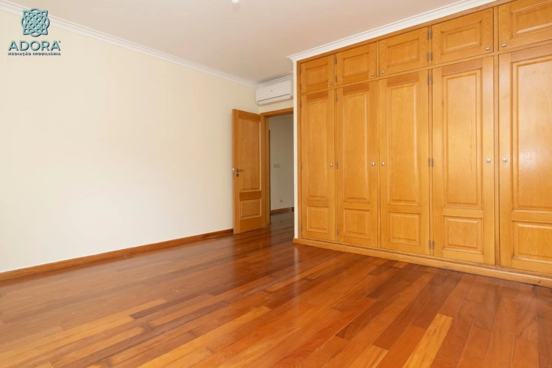 Moradia T5 para Arrendamento em Linda a Velha Foto 30