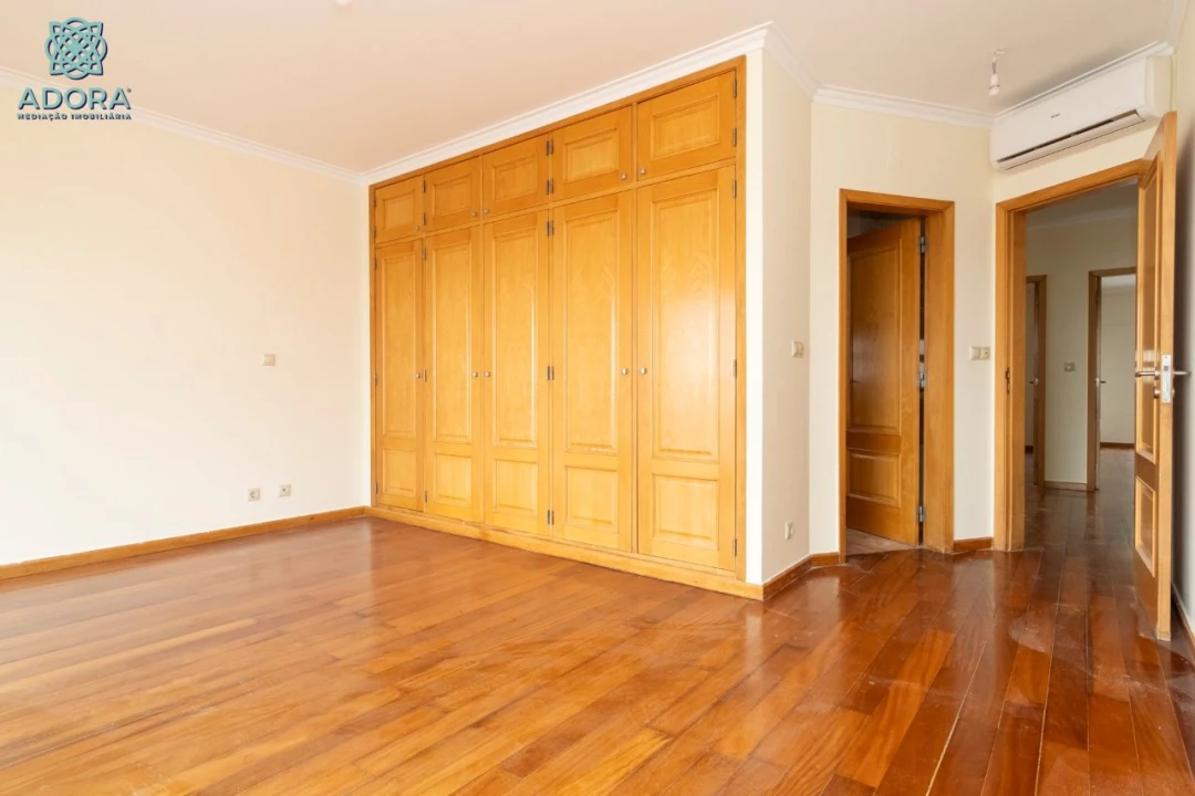 Moradia T5 para Arrendamento em Linda a Velha Foto 36