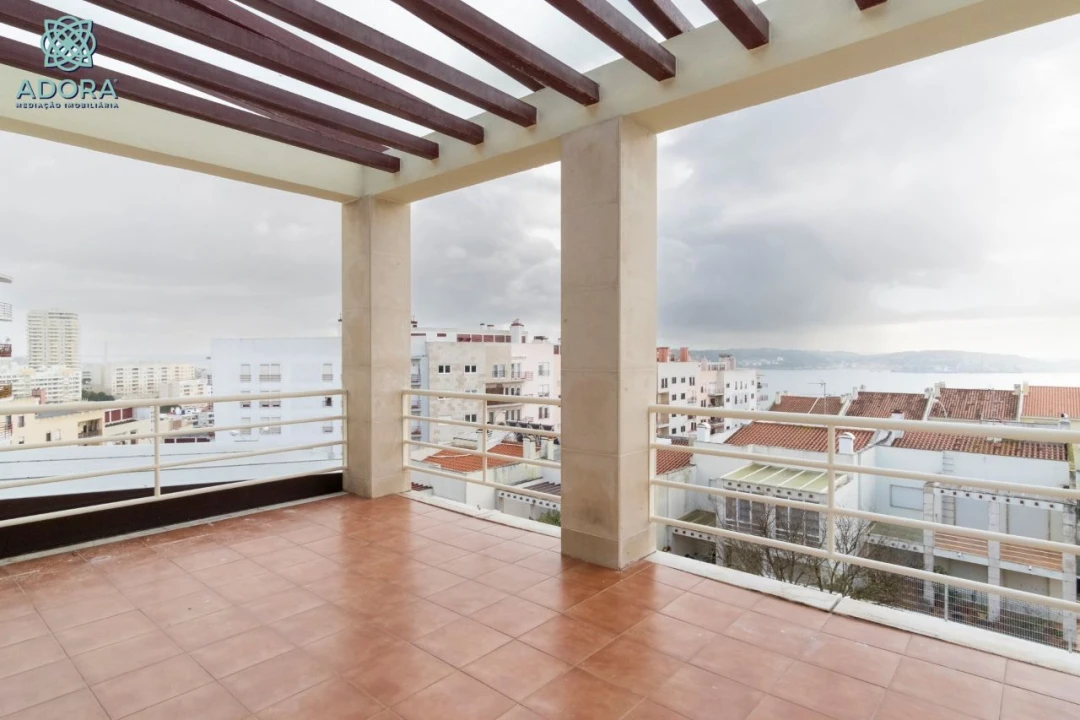 Moradia T5 para Arrendamento em Linda a Velha Foto 37