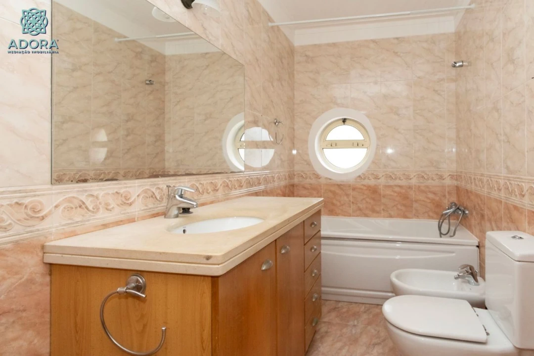 Moradia T5 para Arrendamento em Linda a Velha Foto 38