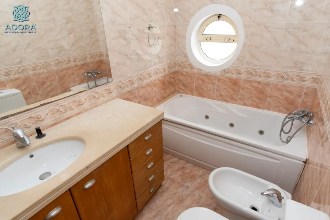 Moradia T5 para Arrendamento em Linda a Velha Foto 41