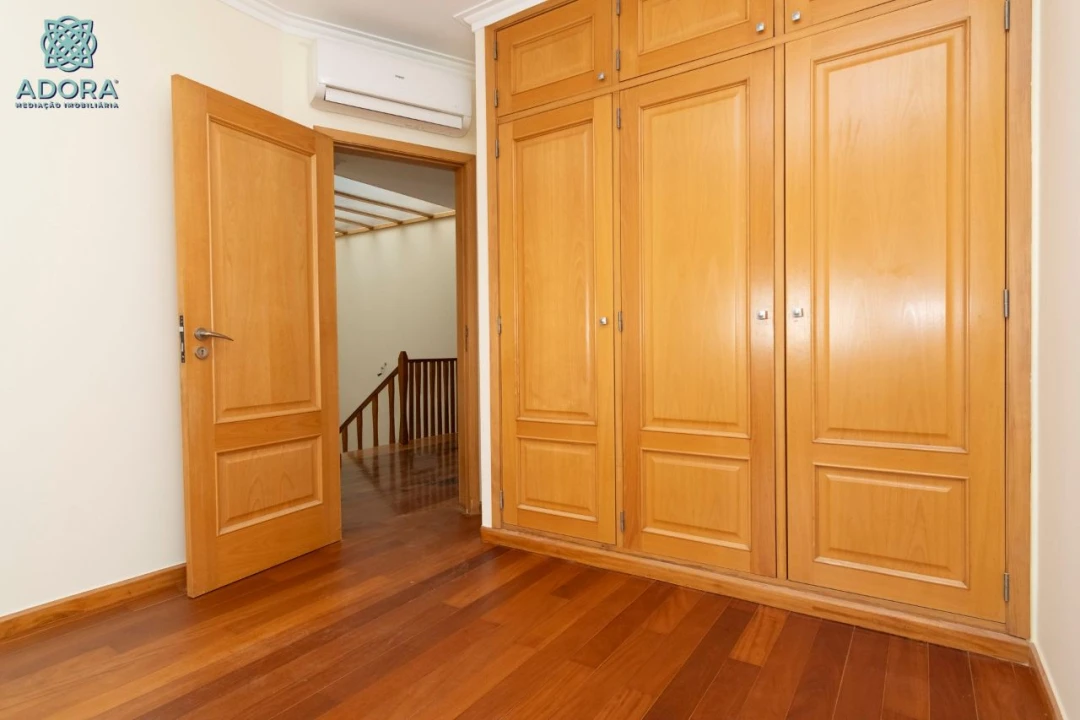 Moradia T5 para Arrendamento em Linda a Velha Foto 47