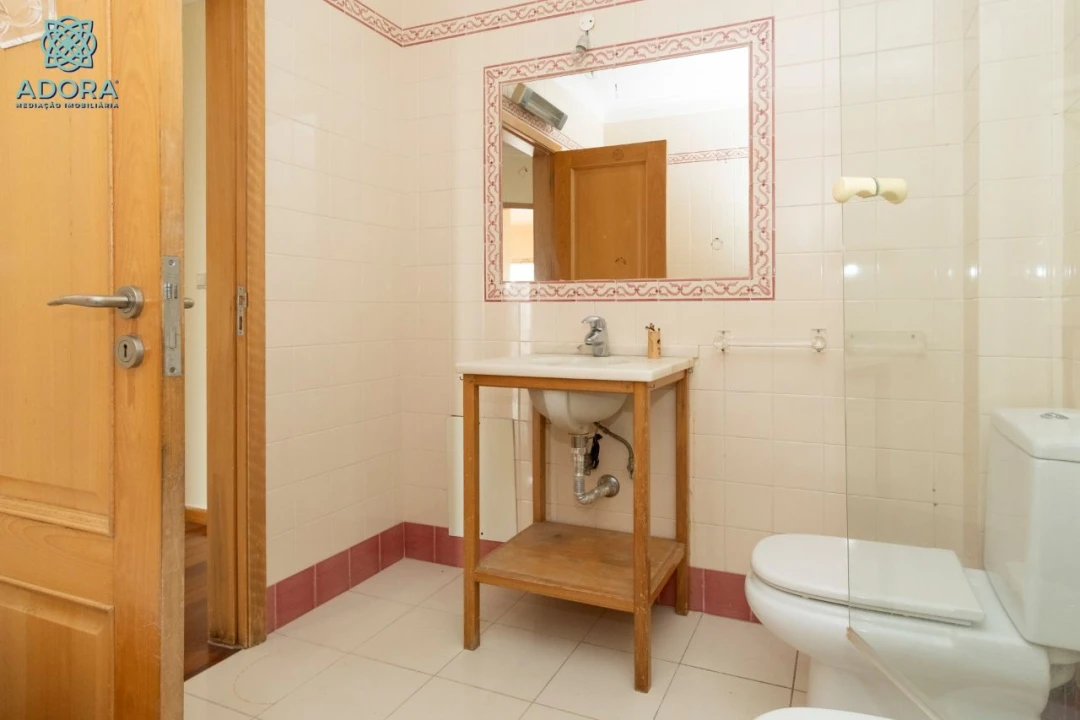 Moradia T5 para Arrendamento em Linda a Velha Foto 52