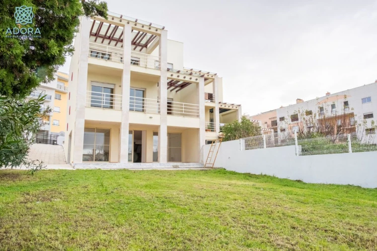 Moradia T5 para Arrendamento em Linda a Velha