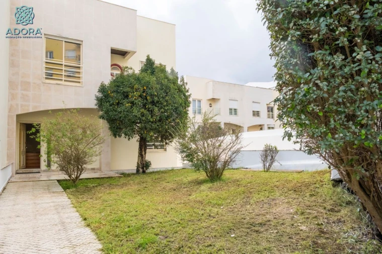 Moradia T5 para Arrendamento em Linda a Velha Foto 6