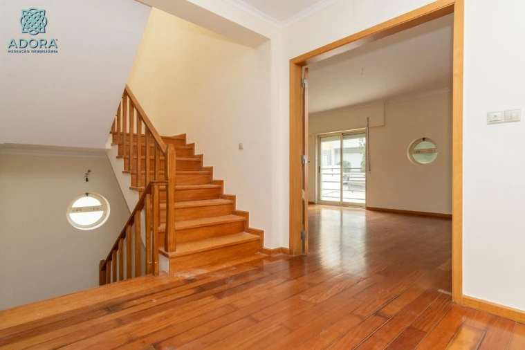 Moradia T5 para Arrendamento em Linda a Velha Foto 7