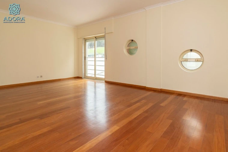 Moradia T5 para Arrendamento em Linda a Velha Foto 10