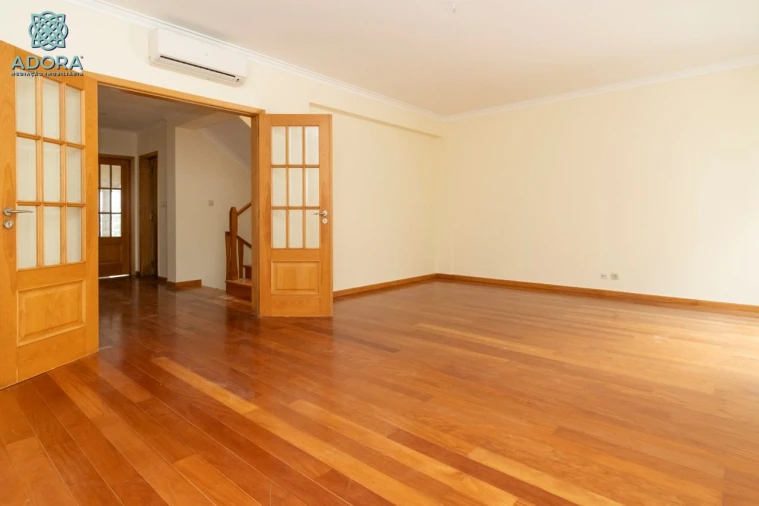 Moradia T5 para Arrendamento em Linda a Velha Foto 11