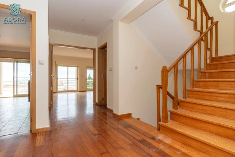 Moradia T5 para Arrendamento em Linda a Velha Foto 12