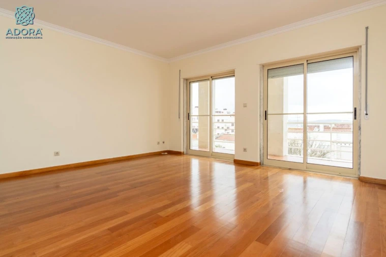 Moradia T5 para Arrendamento em Linda a Velha Foto 15