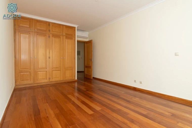 Moradia T5 para Arrendamento em Linda a Velha Foto 28