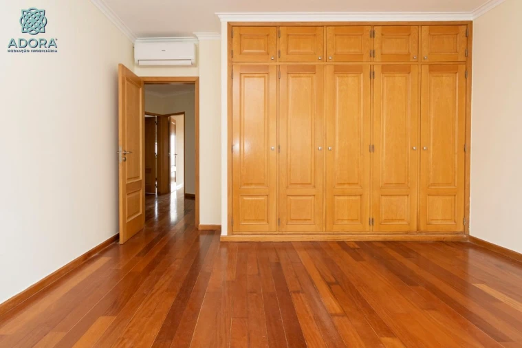 Moradia T5 para Arrendamento em Linda a Velha Foto 32