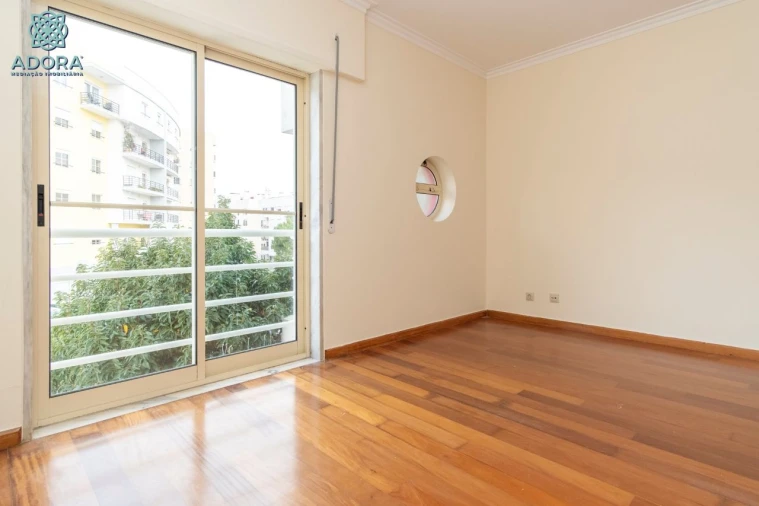 Moradia T5 para Arrendamento em Linda a Velha Foto 33