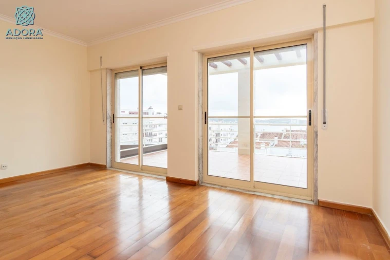 Moradia T5 para Arrendamento em Linda a Velha Foto 34