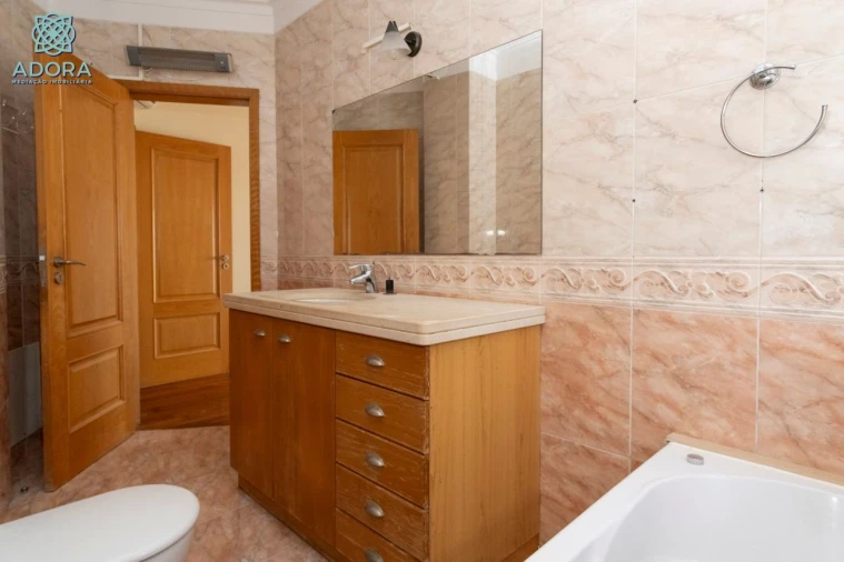 Moradia T5 para Arrendamento em Linda a Velha Foto 40