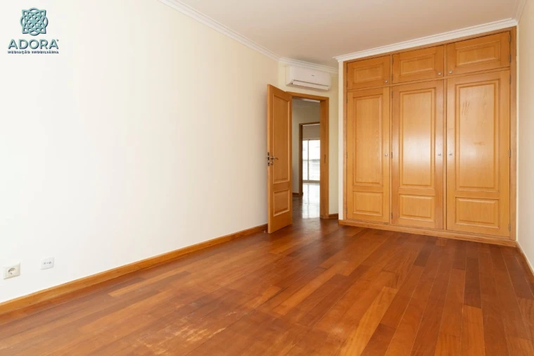 Moradia T5 para Arrendamento em Linda a Velha Foto 44