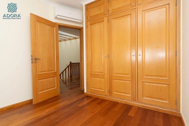 Moradia T5 para Arrendamento em Linda a Velha Foto 47