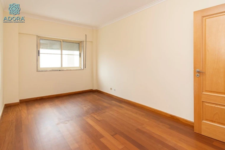 Moradia T5 para Arrendamento em Linda a Velha Foto 46