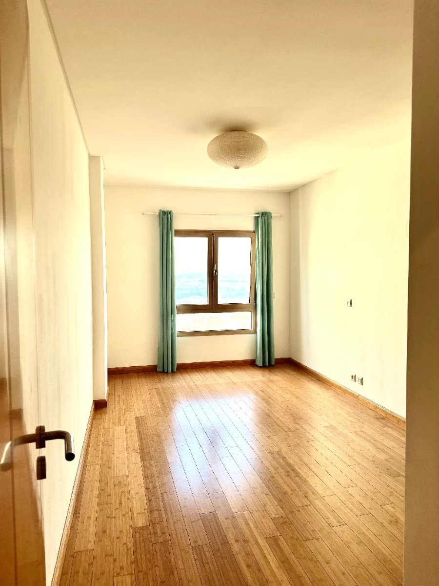 Apartamento T2 para Arrendamento em Famões Foto 10