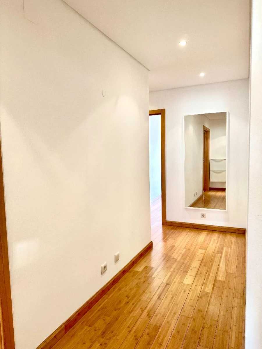 Apartamento T2 para Arrendamento em Famões Foto 25