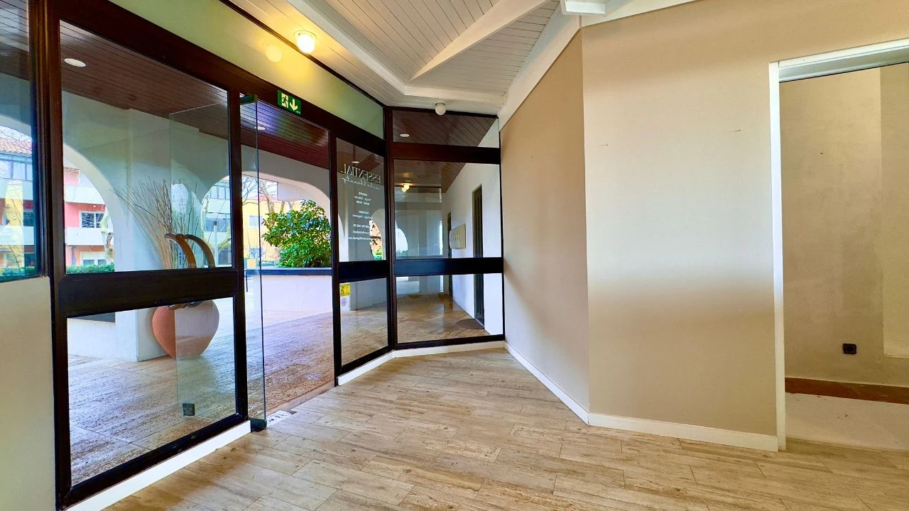 Loja para Arrendamento em São Pedro do Estoril Foto 7