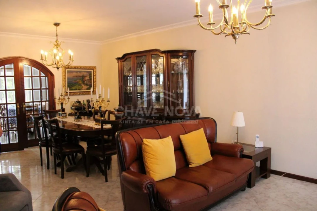 Moradia T5 para Venda em Pedroso Foto 8