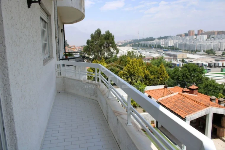 Moradia T5 para Venda em Pedroso Foto 3