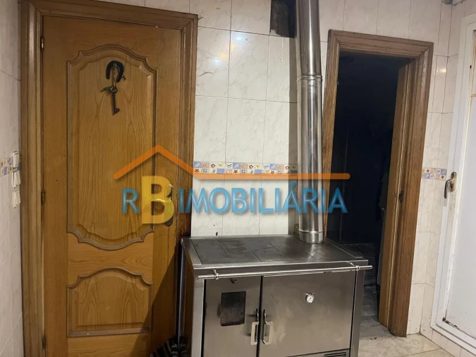 Moradia T3 para Venda em Troncos Foto 3