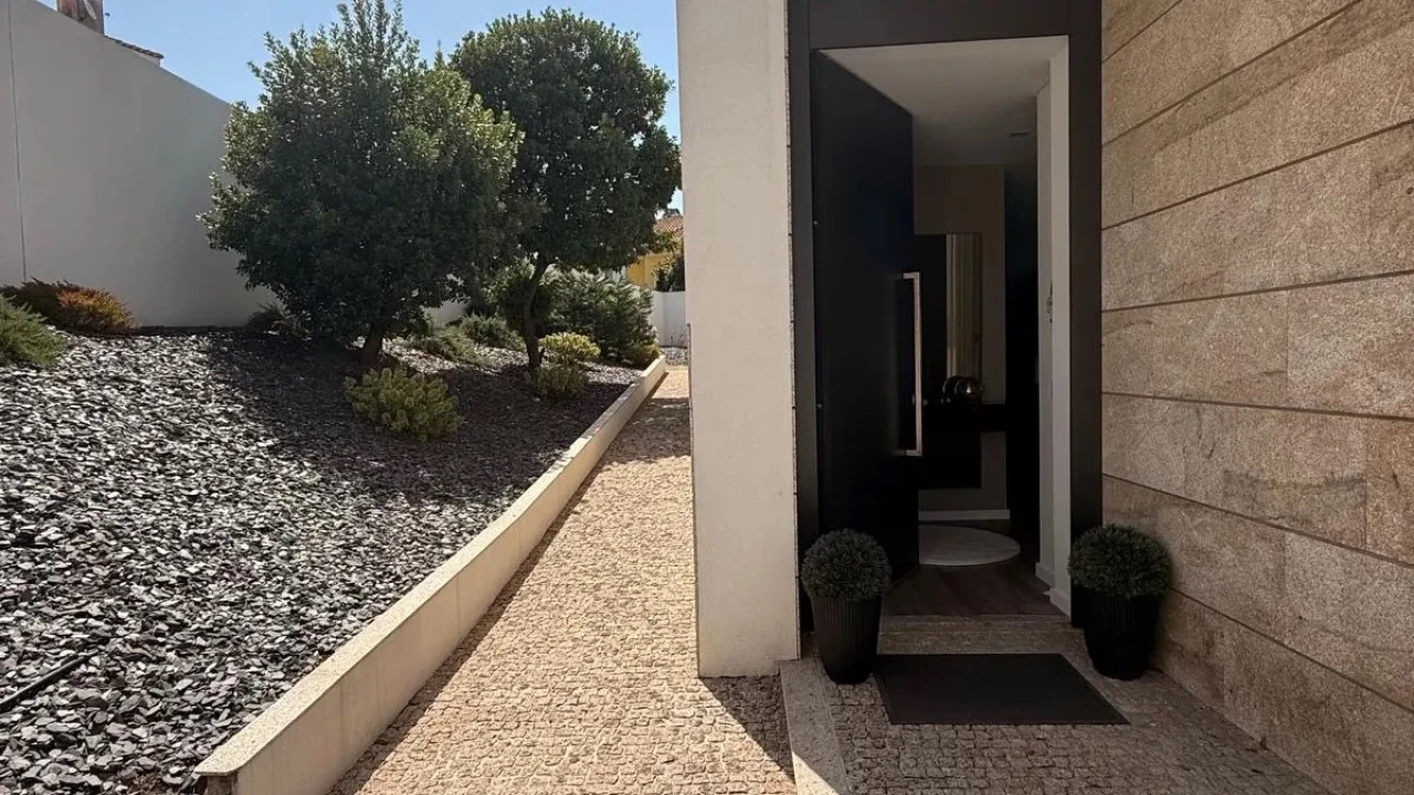 Moradia T5 para Venda em Jovim Foto 28