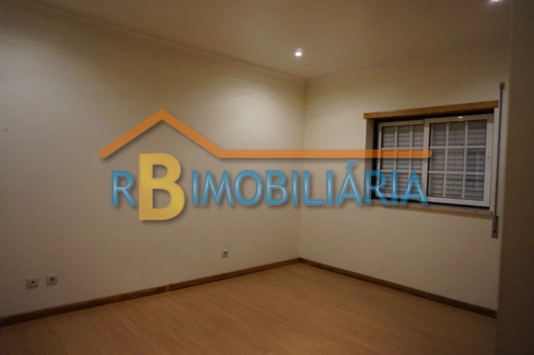 Moradia T3 para Venda em Valado dos Frades Foto 3