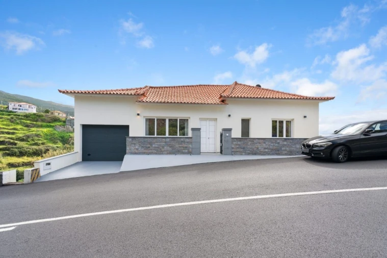 Moradia T4 para Venda em Estreito Calheta Foto 1