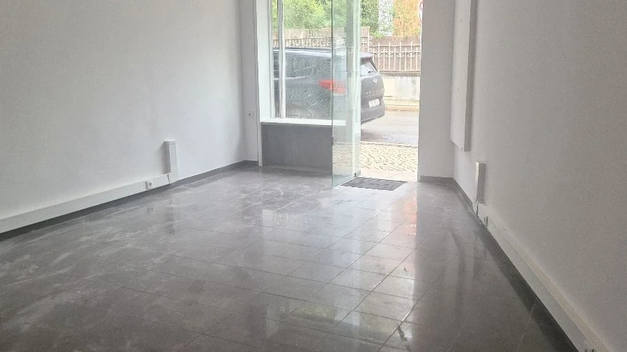Loja para Arrendamento em Arneiro
