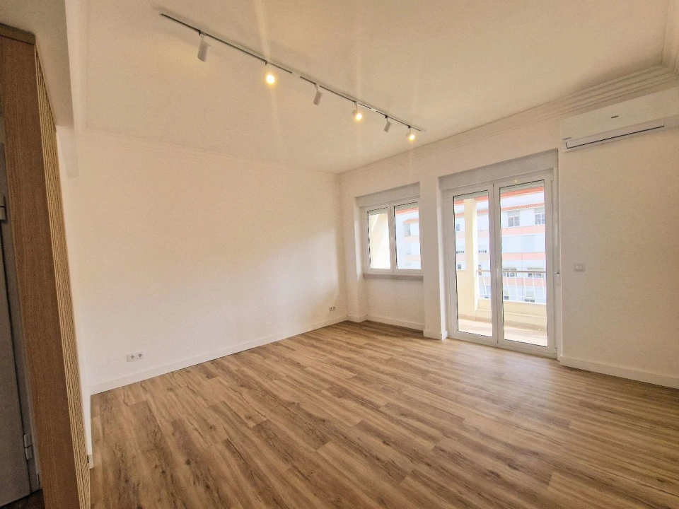 Apartamento T3 para Venda em Carcavelos Foto 3