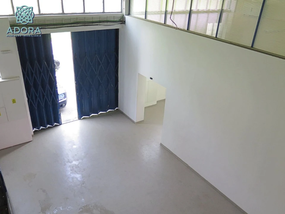 Armazém para Venda em Carnaxide Foto 1