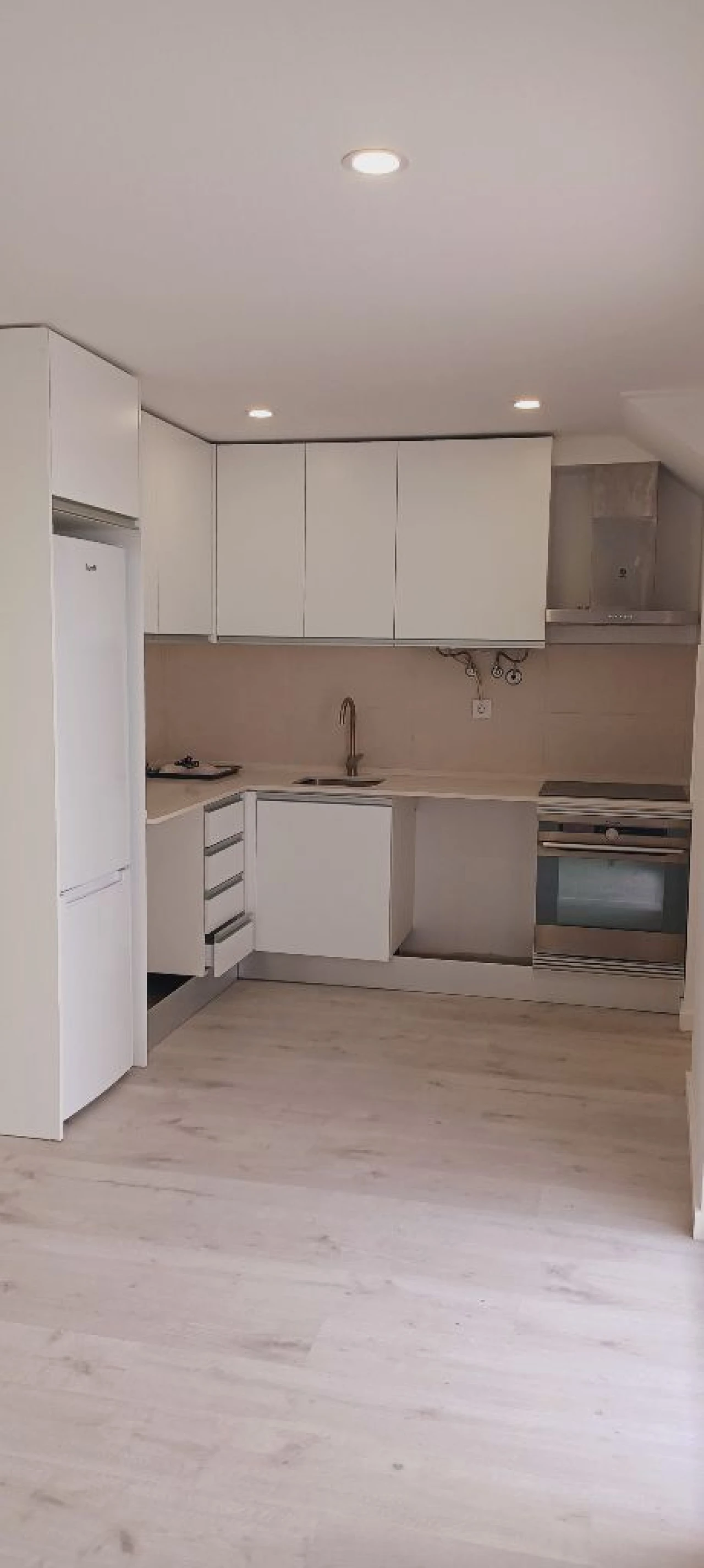 Apartamento T3 para Arrendamento em Santo António da Charneca Foto 3