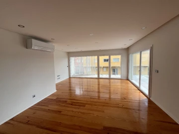 Apartamento T4 para Arrendamento em Estoril