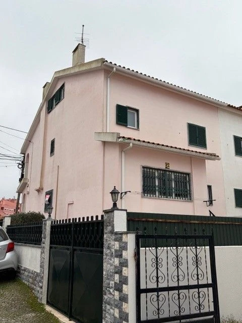 Moradia T4 para Venda em Rio de Mouro